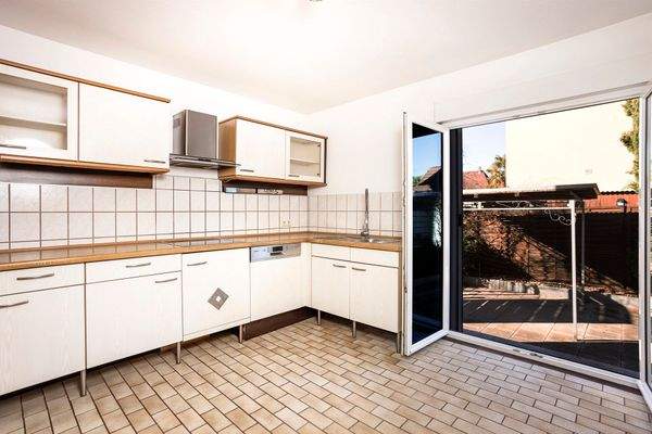 Küche mit Zugang zum Garten