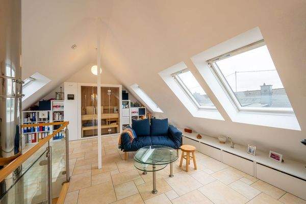 Großer Gallerie-Bereich mit Saunaanschluss