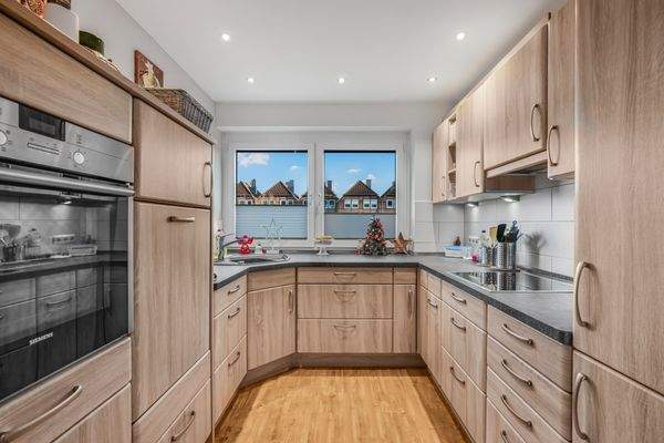 Küche mit voll ausgestatteter Einbauküche