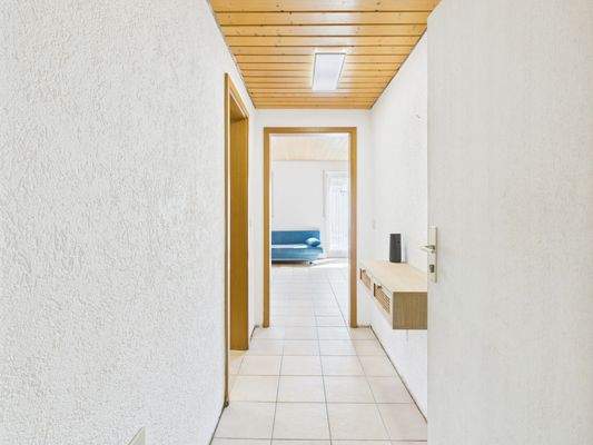 Flur mit Sicht zum Bad und dem Wohn-Schlafraum in der Einliegerwohnung