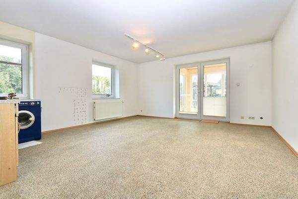 mit großzügigem Wohnzimmer und offener Küche