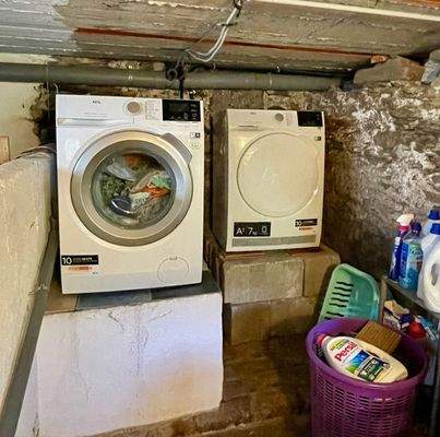 Außen_Waschmaschine im Bruchsteinkeller.jpeg
