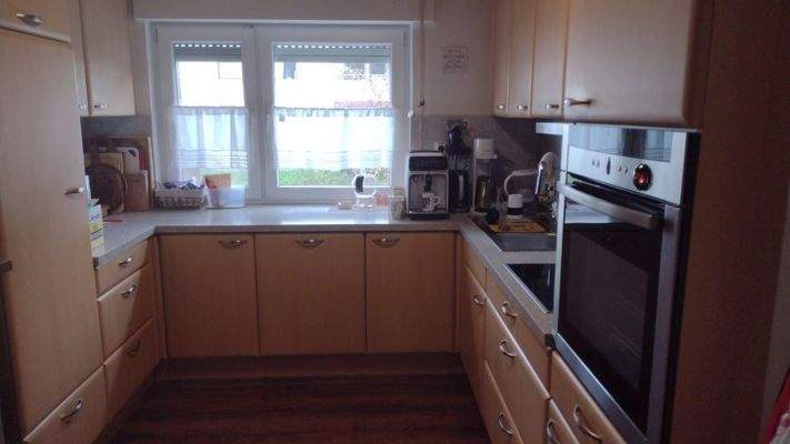 die geräumige Küche im OG