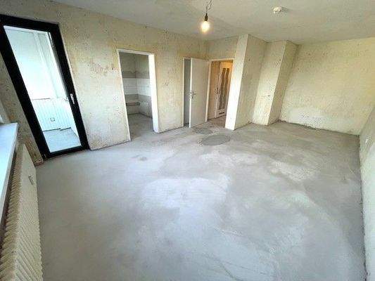 Leerer Raum mit Türen