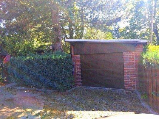 Einfahrtsbereich mit Garage