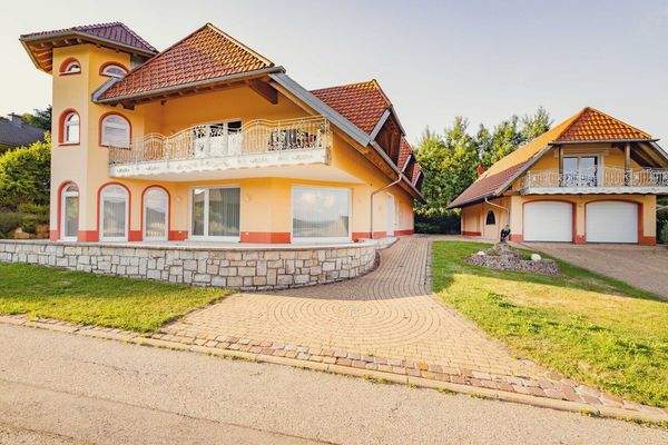 Außenansicht Haupthaus und Garagenhaus