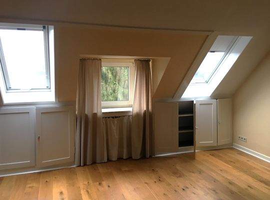 Einbauschränke unter den Dachschrägen