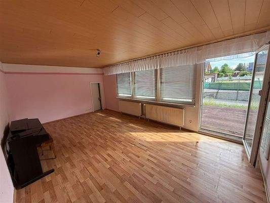 Wohnzimmer mit Zugang zur Terrasse