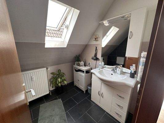 Badezimmer (DG rechts)