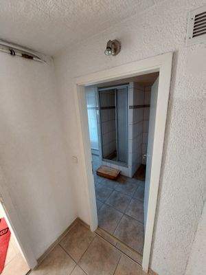 017 - Sicht Flur unten in Bad