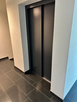 Aufzug/Treppenhaus