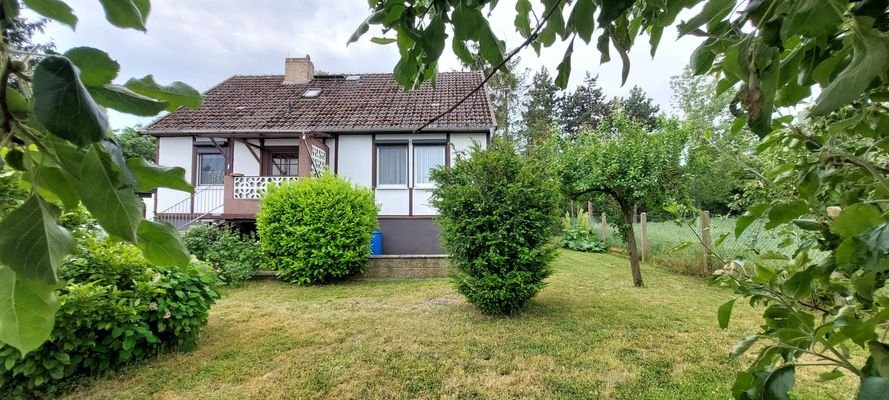 Garten mit Blick auf das Wohnhaus