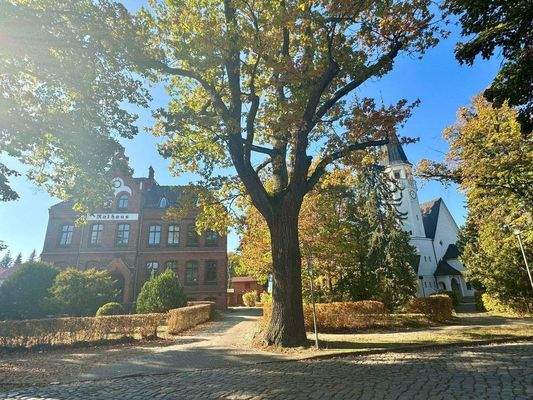 Rathaus Zeuthen und Martin-Luther-Kirche.jpg