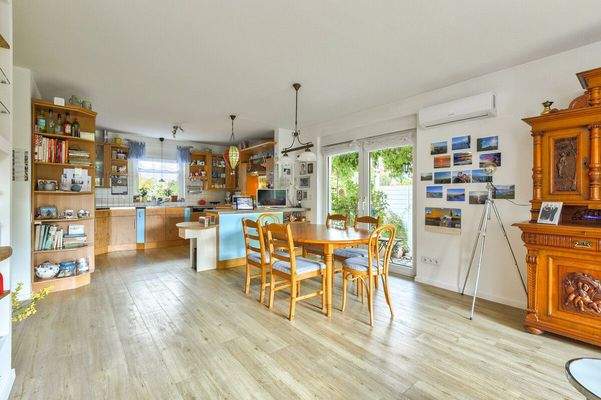 Essbereich mit offener Einbauküche