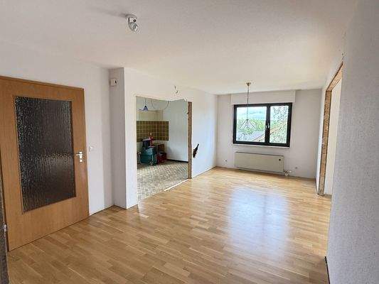 Essbereich mit Küche und Wohnzimmer