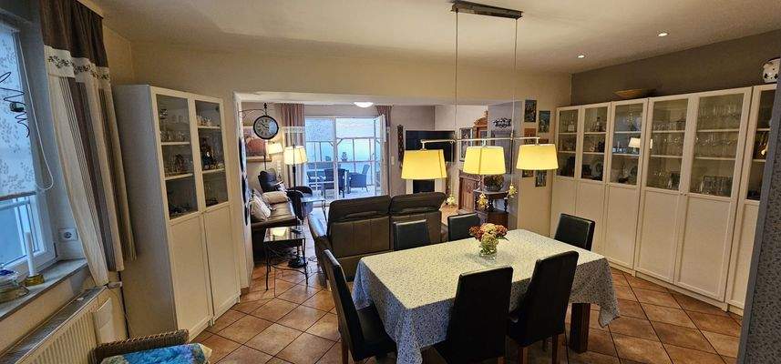 Esszimmer mit Blick zum Wohnzimmer