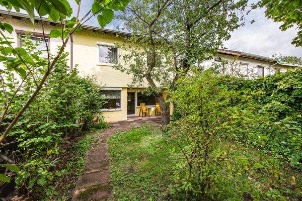 Garten mit schöner Terrasse