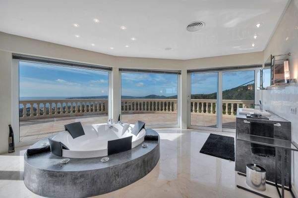 Jacuzzi in master bedroom in villa in Costa d'en Blanes 2