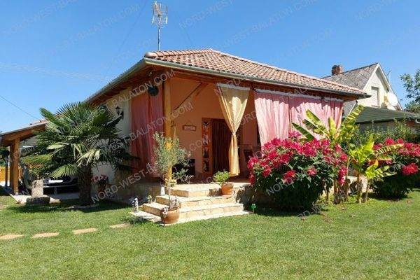 Außenansicht Haus und Carport