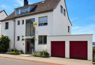 Hausansicht mit Doppelgarage