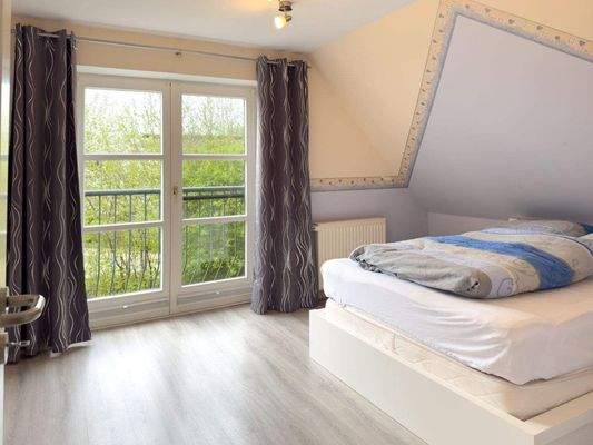 Zimmer I mit bodentiefen Fenstern