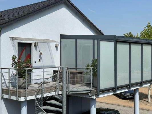 Treppenaufgang zur Ferienwohnung im OG 