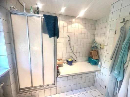 Dusche mit Badewanne