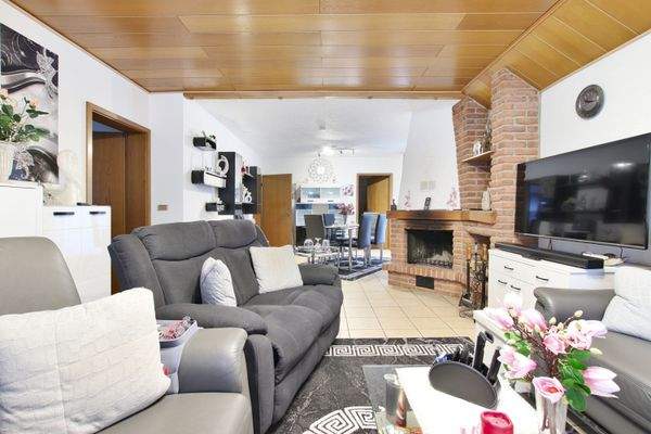 Wohn-Esszimmer mit Kamin im DG