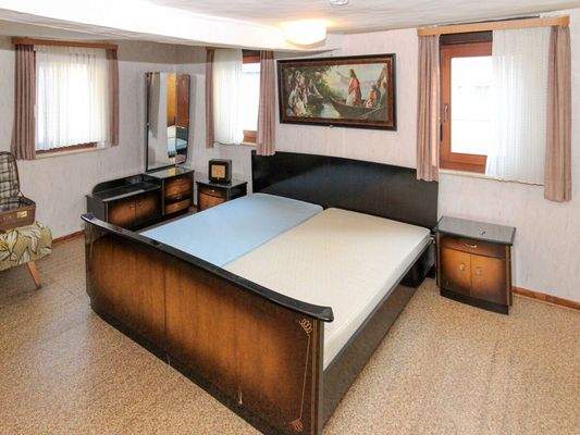 Großes Schlafzimmer im Obergeschoss