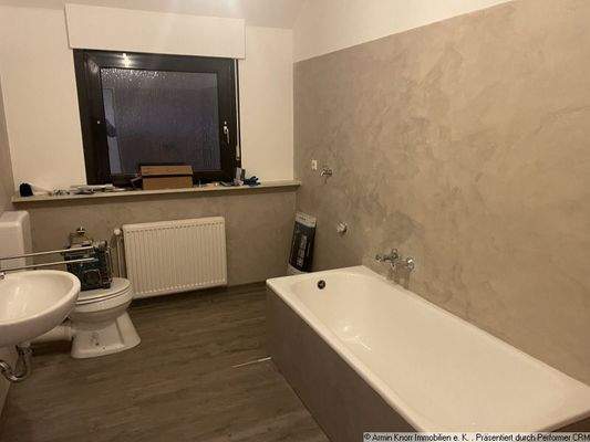 Tageslichtbad mit Dusche und Wanne