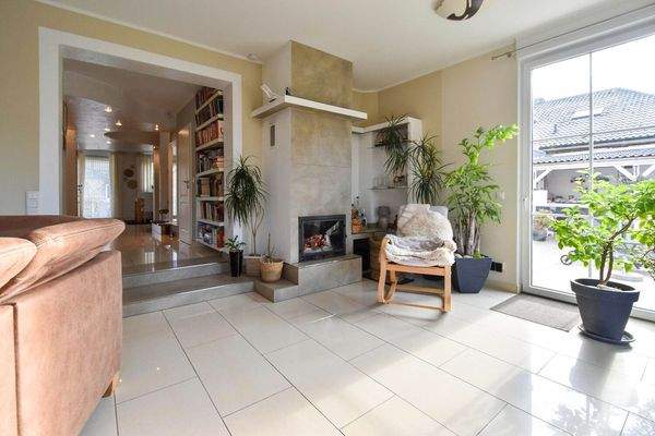 Wohnzimmer mit Kamin  EG