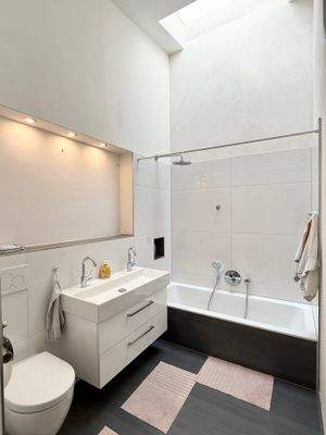 Bad mit Wanne+komb. Dusche und Fenster