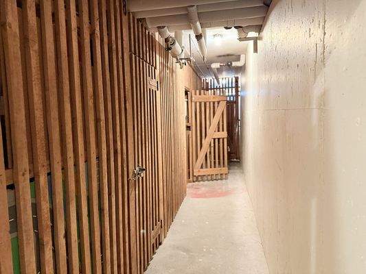 Kellerraum mit Holzverschlag