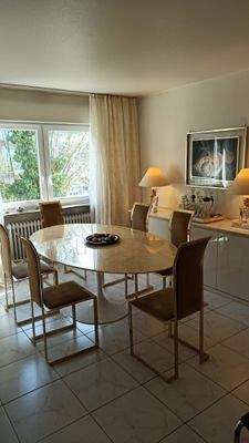 Esstisch mit Fenster