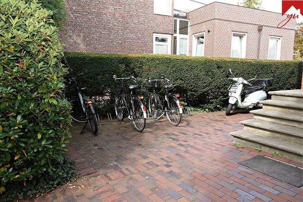 Eingangsbereich/ Fahrradständer