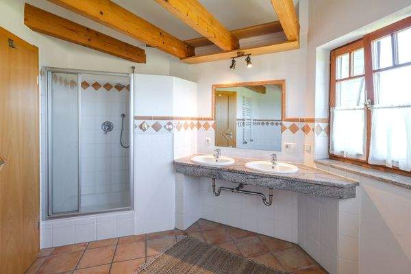 ansprechendes Badezimmer im Dachgeschoss