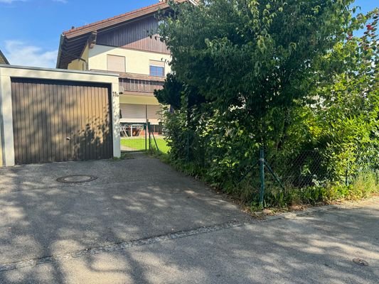 Hausansicht mit Garage und Zugang