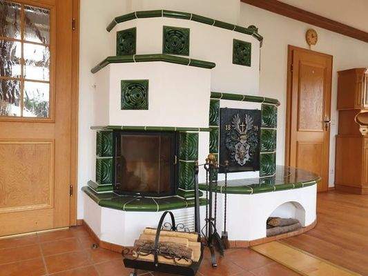 EG: Kachelofen im Wohn-/Esszimmer