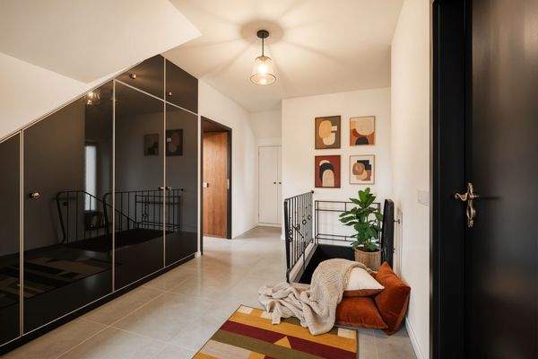 Flur oben - (KI generiert)