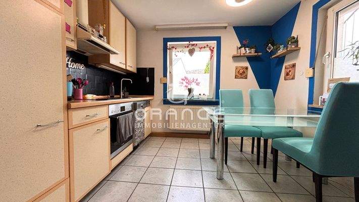 EG: Küche mit Einbauküche