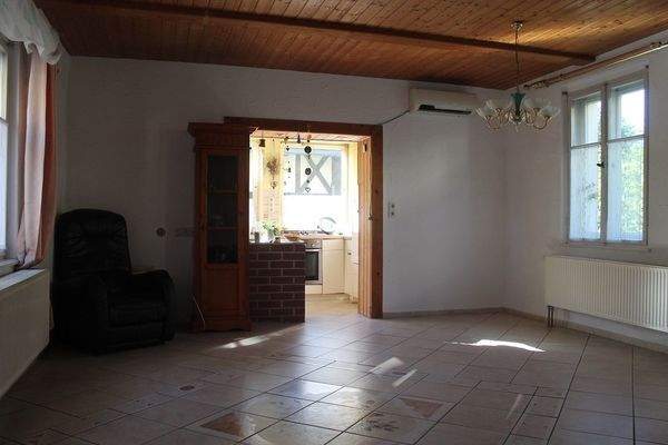 Wohnzimmer Blick zur Küche.JPG