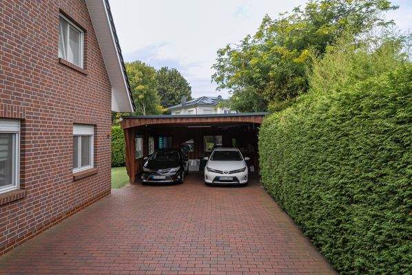 Auffahrt und Carport