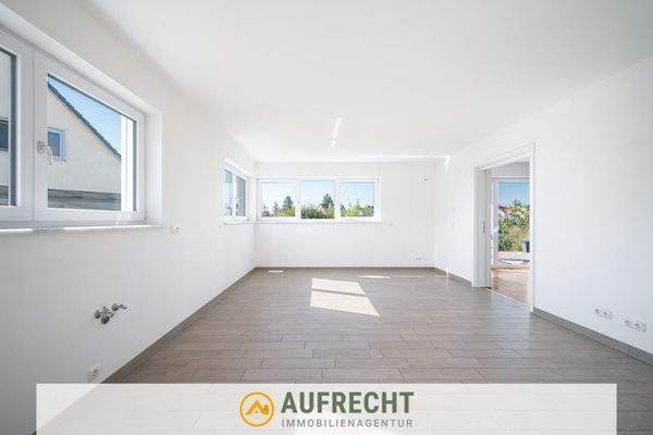 heller Koch- und Essbereich