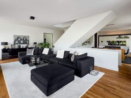 Wohnzimmer Lounge, Treppe zum 1. OG