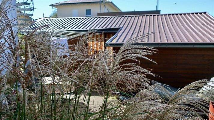 Gerätehaus und dahinter Gartenhaus