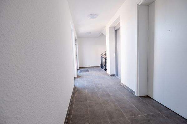 Hausflur mit Aufzug.jpg