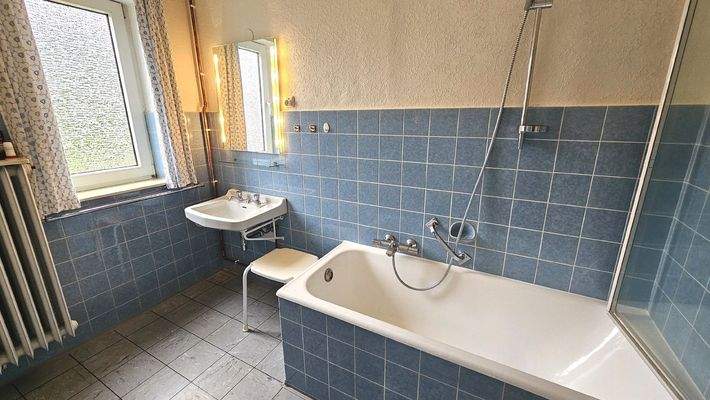 DG: Bad mit Fenster und Wanne