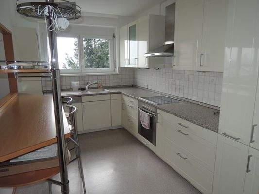 Küche mit Einbauküche