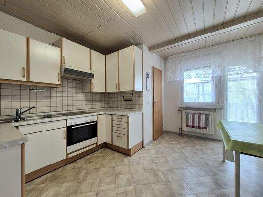 Küche mit Terrassenzugang