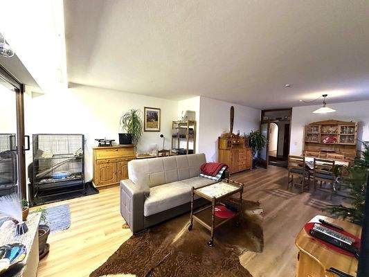 Der große helle Wohnraum...